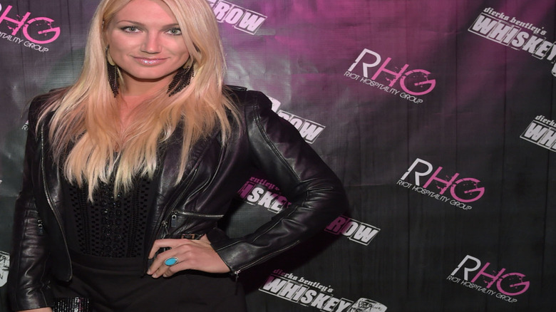 Brooke Hogan posa in un abito di pelle nera