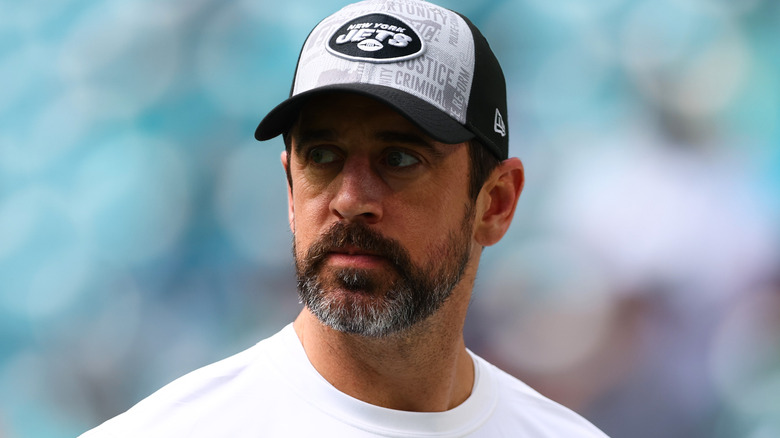 Aaron Rodgers indossa il berretto dei Jets