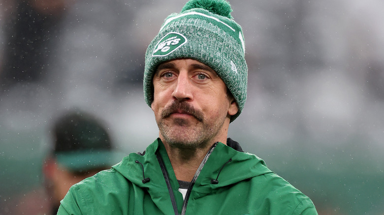 Aaron Rodgers indossa il berretto dei Jets in campo