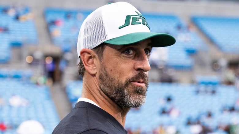 Aaron Rodgers indossa il berretto dei Jets allo stadio