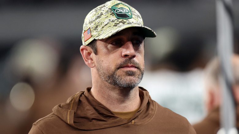 Aaron Rodgers indossa la merce dei Jets in campo