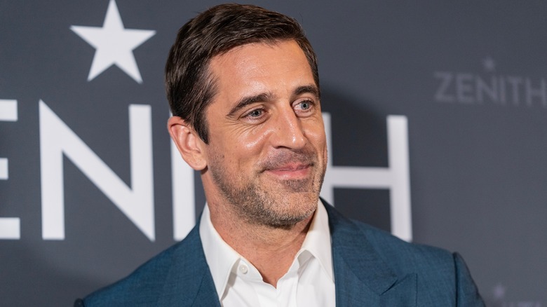 Aaron Rodgers sorridente sul red carpet