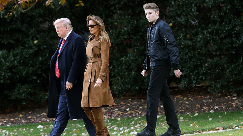 Barron Trump cammina dietro Melania e Donald