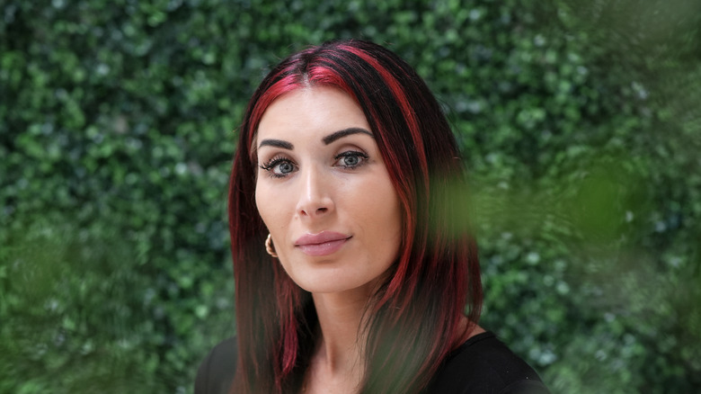 Laura Loomer ciocche rosse nei capelli