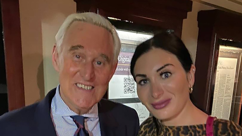 Laura Loomer con Roger Stone