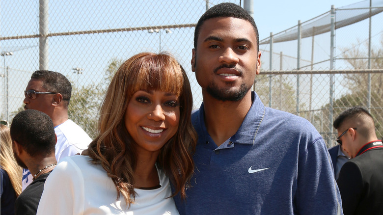 Holly Robinson Peete posa con RJ