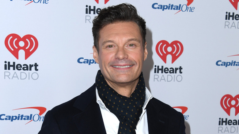 Ryan Seacrest indossa una sciarpa 