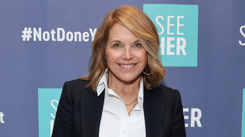 Katie Couric sorride 