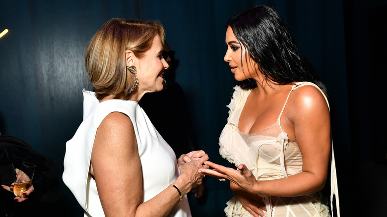 Kim Kardashian e Katie Couric si abbracciano