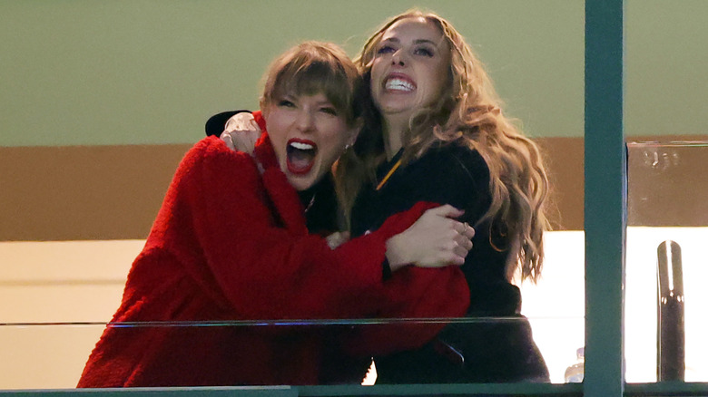 Taylor Swift e Brittany Mahomes si abbracciano