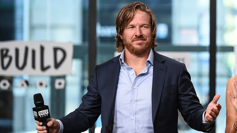 Chip Gaines con le braccia tese