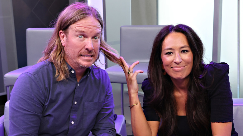 Joanna Gaines tocca i capelli di Chip Gaines