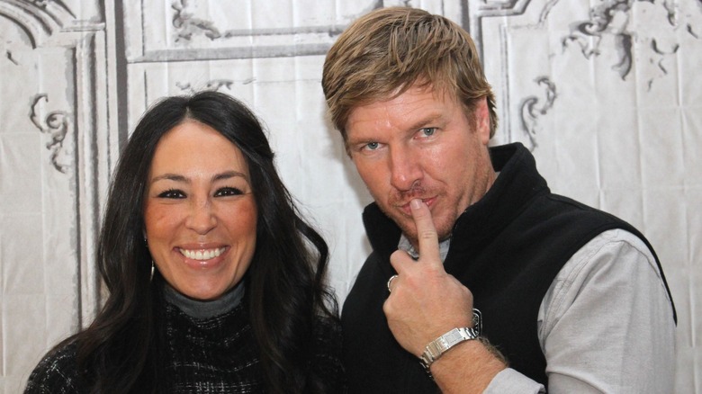 Joanna Gaines sorridente, Chip Gaines con il dito sulle labbra