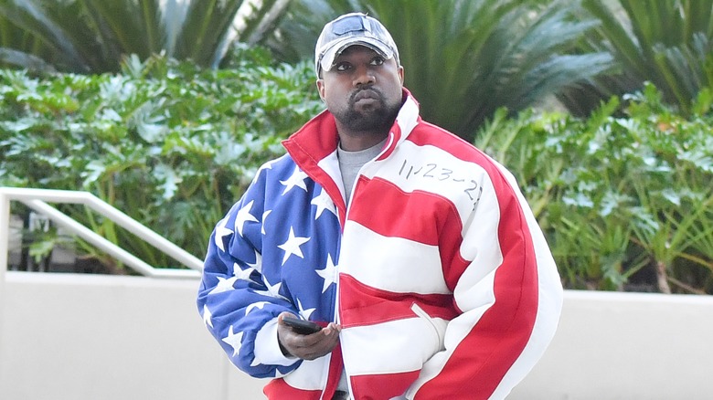 Kanye West indossa una giacca con la bandiera americana