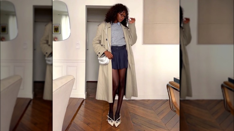 Donna che indossa trench, stile preppy