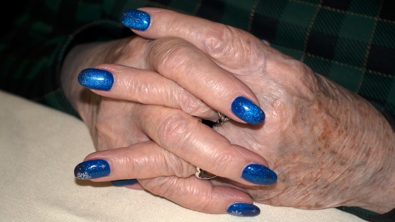 Mani mature con smalto blu brillante