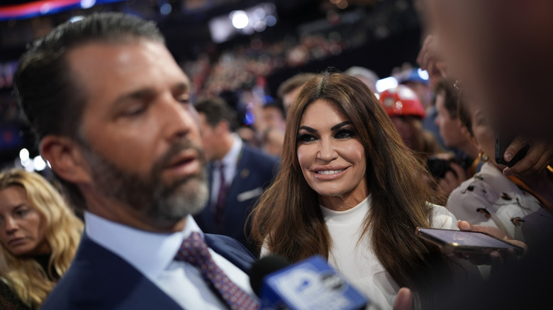 Kimberly Guilfoyle vicino a Donald Trump Jr. che parla