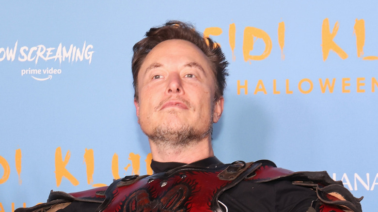 Elon Musk vestito da supereroe alla festa di Halloween di Heidi Klum