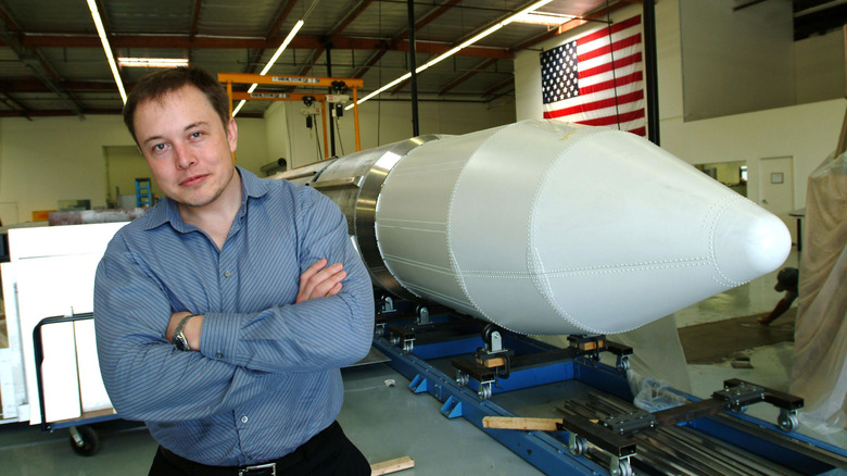 Elon Musk posa con un missile SpaceX