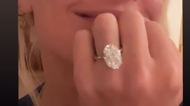 Ashley Benson mostra il suo anello