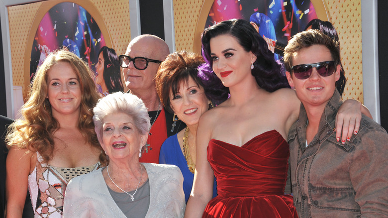 Katy Perry posa con la sua famiglia nel documentario 'Part of Me'