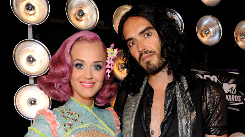 Katy Perry e Russell Brand sorridono