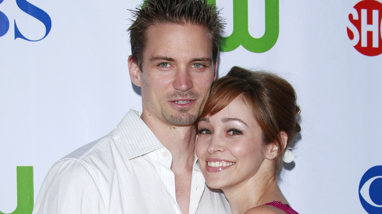 Jesse Warren e Autumn Reeser si abbracciano