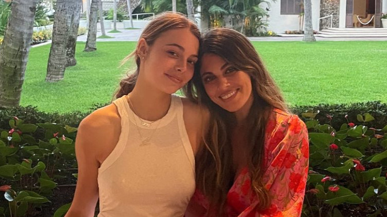 Isabella Hartley e Lindsay Korman-Hartley sorridono