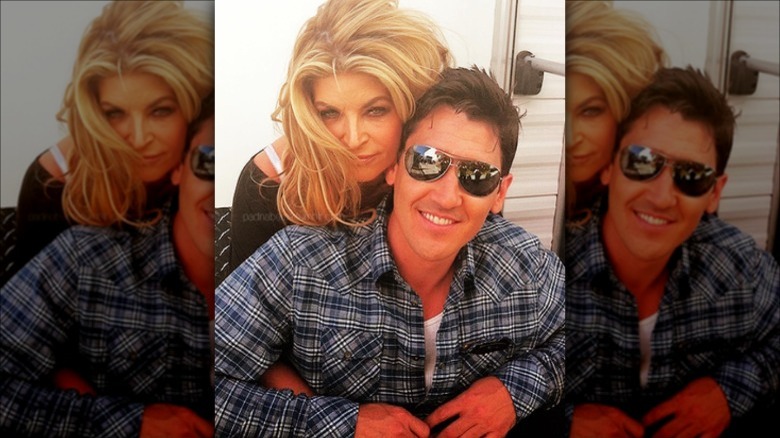 Kirstie Alley e Jonathan Knight posano