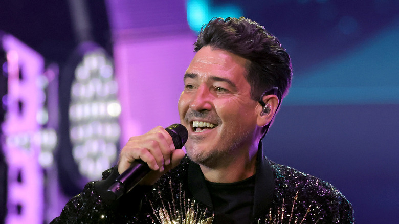 Jonathan Knight si esibisce