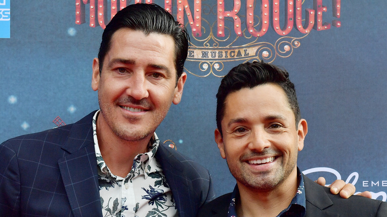 Jonathan Knight posa con Harley Rodriguez