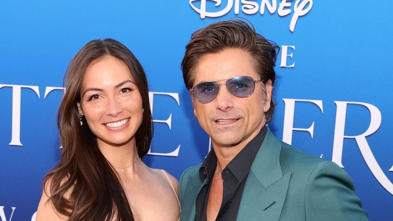 Caitlin McHugh, John Stamos in posa