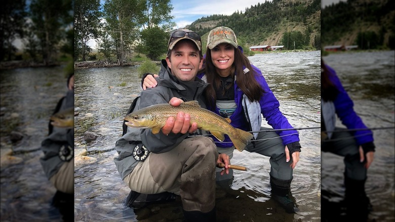 Donald Trump Jr., Kimberly Guilfoyle posa con un pesce