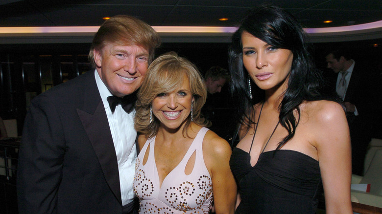 Katie Couric in piedi tra Donald e Melania Trump