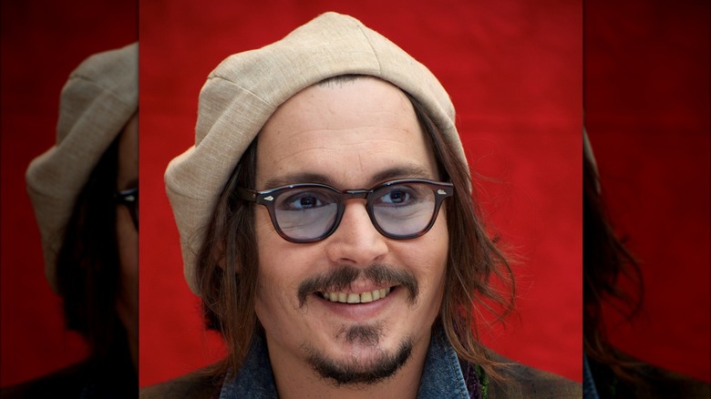 Johnny Depp sorride con i denti gialli