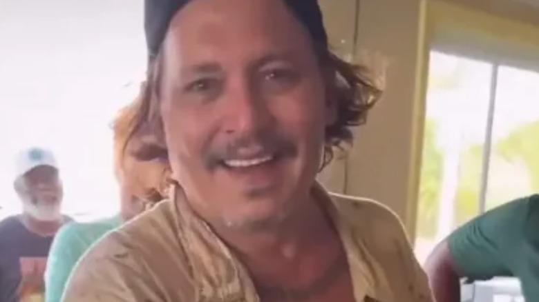 Occhiali da sole blu Johnny Depp sorridenti