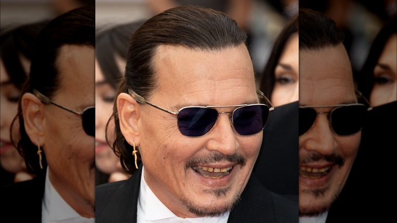 Johnny Depp sorride con i denti marroni