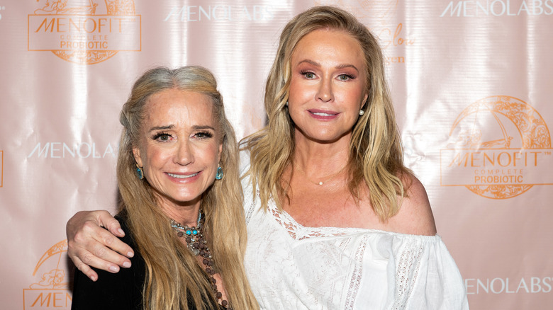 Kim Richards e Kathy Hilton sorridono