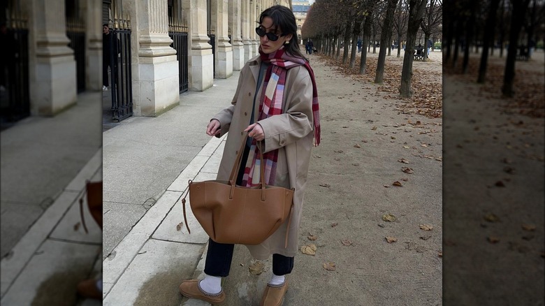 donna in cappotto e sciarpa colorata