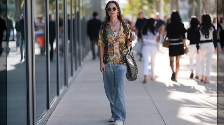 Fantasia colorata. camicia jeans morbidi