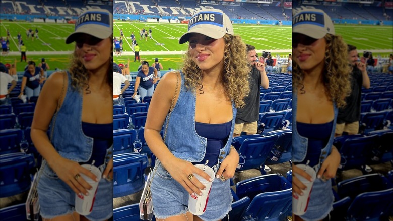 Gia Duddy in Denim per una partita di Titans