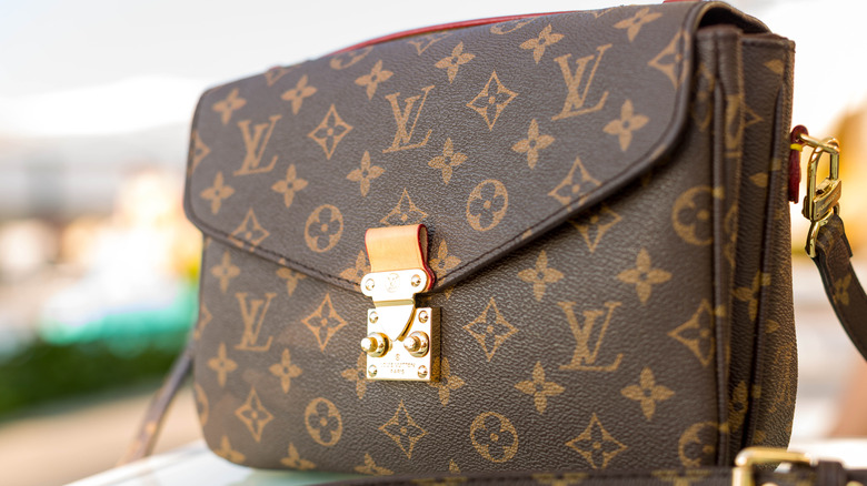 Primo piano della borsa con monogramma Louis Vuitton