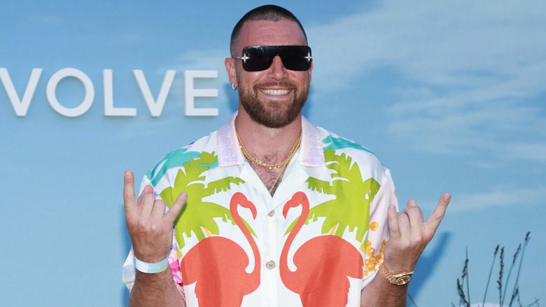 Travis Kelce indossa gli occhiali da sole