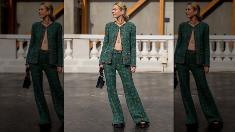 donna in blazer senza colletto di tweed