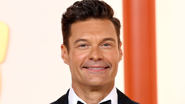 Ryan Seacrest sorride