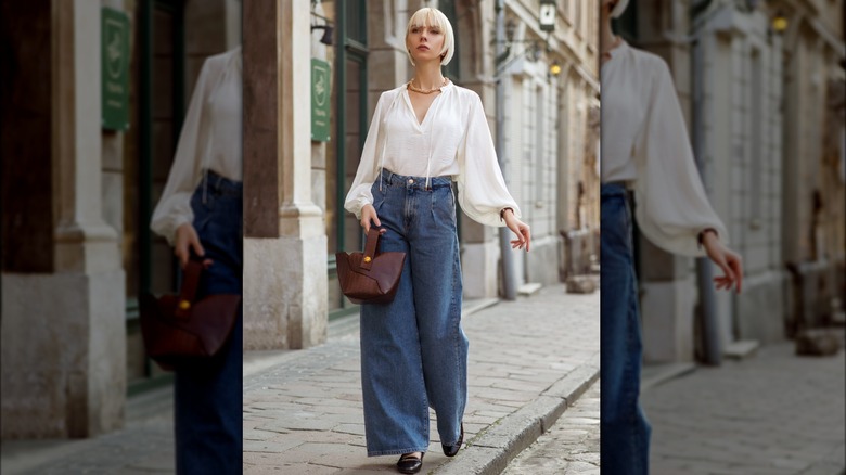 top bianco con pantaloni in denim