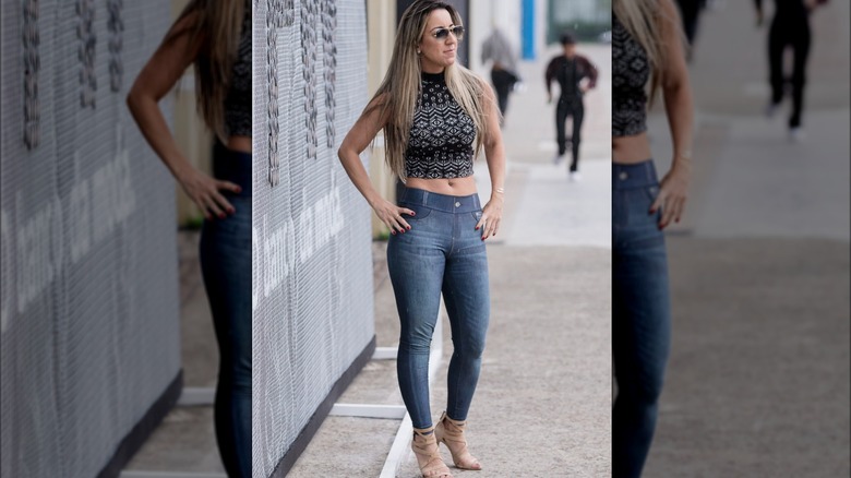 top corto elegante con leggings in denim