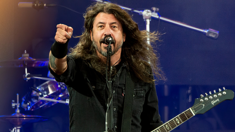 Dave Grohl si esibisce sul palco