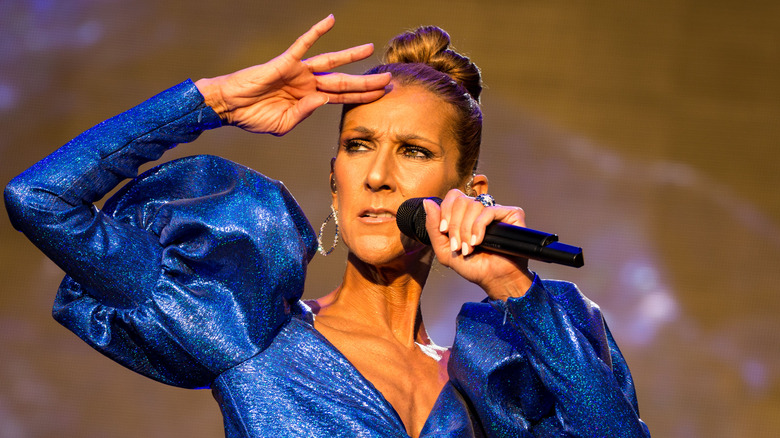 Celine Dion si esibisce in un abito blu