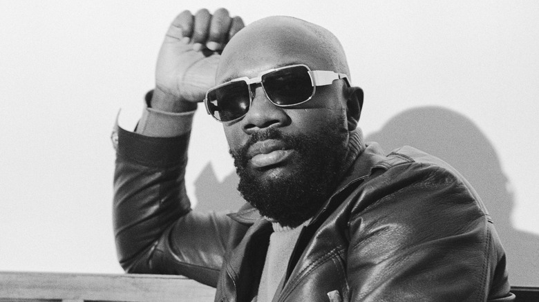 Isaac Hayes seduto con gli occhiali da sole